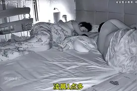 男子睡觉时把宝宝当枕头垫，还好他及时发现#不靠谱爸爸视频封面