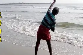 户外钓鱼：三哥抓沙虫做饵在海边使用延绳钓钓鱼！