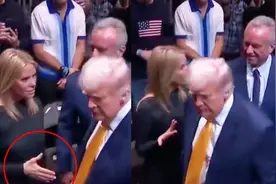 特朗普表情冷酷 拒绝与小肯尼迪妻子握手！女子噘嘴尴尬看向丈夫视频封面