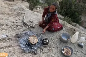 单亲妈妈独自抚养2个孩子，妈妈给女儿在小溪里洗澡，做柴火饼视频封面