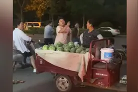 小男孩买到烂瓜，单枪匹马找摊主理论退钱，网友：10后整顿社会视频封面