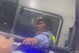 司机收费员僵持谁也不伸手？网友吐槽：司机发视频网暴自己？视频封面