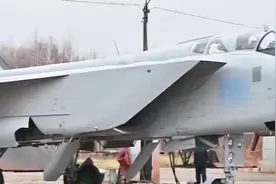 新造米格-31战斗机交付部队，来看从准备到起飞全过程视频封面