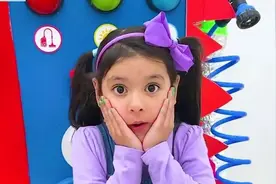 外国小女孩第一天当洗车工，她能把小汽车收拾干净吗视频封面