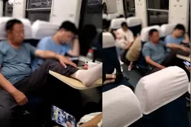 有没有素质？大叔列车上脱鞋，将脚放小桌板直冲对面女乘客脸前视频封面