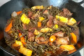 铁锅排骨炖豆角，这种懒人版肉菜一锅出的做法，干香入味，太香了