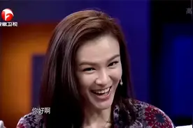 李艾是广东人，却说一口流利的普通话，自称后天练就