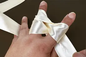 还不会打蝴蝶结？最简单的方法来了，手把手慢动作教你，赶紧试试视频封面