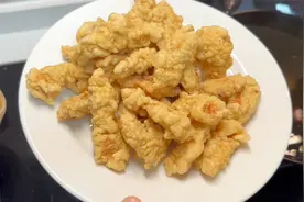 小酥肉的家庭做法，一斤肉炸一锅，酥脆鲜嫩，晚上煲了黄豆焖猪蹄