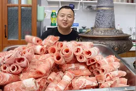 下雨天，来碗热气腾腾的铜锅涮羊肉，自制小蘸料，大口吃肉感觉爽