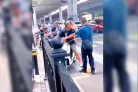 防不胜防！便装交警路边拦截违规电动车，身着警服的随后出来处理视频封面