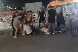 疑因"撬团"抢客起冲突,淄博两烧烤店老板当街大打出手 警方已介入视频封面