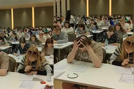 外国人做汉语听力埋头托腮，半天迟迟不下笔表情真实，网友被爽到