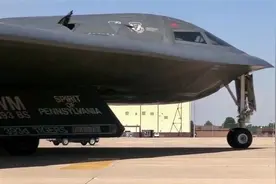 美国B2轰炸机：近距离起飞超清过程，线条太美了