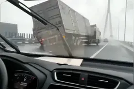 直击台风“贝碧嘉”过境：大桥上卡车被强风吹翻 交警赴现场疏导