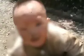 广西河池一男童无人看管独自爬行？官方回应：已送至福利院视频封面