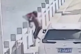 母亲骑车到桥上把孩子推下池塘 疑精神异常已被警方刑拘视频封面