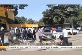 东莞清溪：村道设杆收费惹争议 镇政府介入处理视频封面