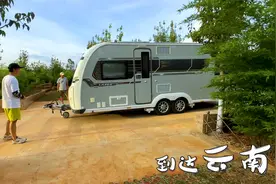 K米拖8米房车从贵州到云南避暑，开420公里到达昆明！天空太美了视频封面