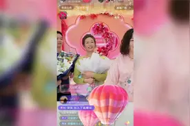 谢浩男妈妈开始直播了。谢浩男也给妈妈助力，直播间人气爆棚！视频封面