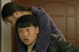 小女孩被同学嘲笑没妈妈，不料妈妈穿着一席军装，出现在家长会上视频封面