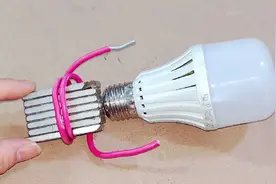 真的没有想到，在磁铁上缠一根电线，就能接亮灯泡，看完涨见识了