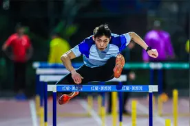 太燃了！中国飞人刘俊茜110米栏上演疯狂逆袭，后程发力太恐怖了视频封面
