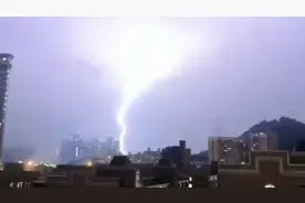 强雷雨夜袭深圳：92分钟打雷上千次 实拍“第一高楼”接闪电瞬间视频封面