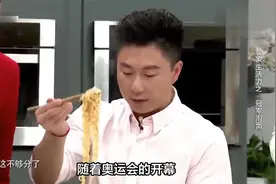 李小鹏全家逛博物馆，奥莉遗传妈妈方脸+深眼袋，越长越像李安琪视频封面