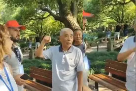 杭州老爷爷与外国友人狂飙英语  网友：把老外都惊呆了！视频封面