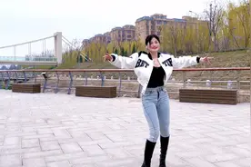 河南大姨跳鬼步自成一派！高跟长筒靴跳鬼步《上春山》柔中带钢！