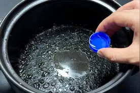 锅烧焦了怎么办？教你一招，在锅里加点它，10分钟就立马焕然一新视频封面