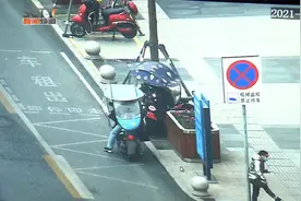 男女搭档盗窃电瓶车，不料被便衣民警盯上，展开街头抓捕视频封面
