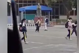 小学生期末考试前集体拜孔子像，拍摄者：觉得学生可爱又搞笑