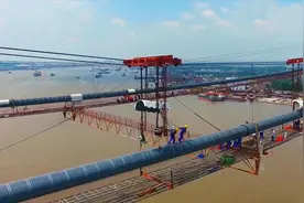 如何安装世界上最粗巨型钢缆，单根重16800吨，能吊起9万吨的航母