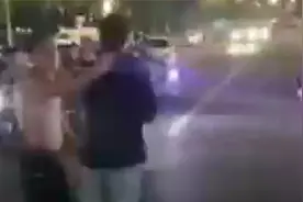 南宁一男子与多人发生肢体冲突 目击者：喝醉了 挑衅别人被打视频封面