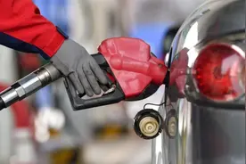 汽车油箱灯亮了还能跑多远，亮灯后再去加油会不会伤车？视频封面