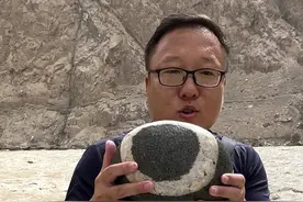 昆仑山之捡玉篇：潘潘老师下古河床能捡到和田玉么？ 昆仑山之捡玉篇：潘潘老师下古河床能捡到羊脂玉么？
#挖玉人  #新疆和田玉 #户外捡石 #捡玉石##玉石