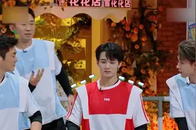 檀健次宣传他的电影，何炅好奇啥时候上映，檀健次：没拍完呢视频封面