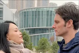 中国媳妇开车有多“厉害”，洋老公吓得说英语，夫妻俩真是活宝！视频封面