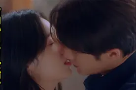 热恋期的情侣又撩又欲，霸气扯领口的亲吻，花式亲法唯美又动情！