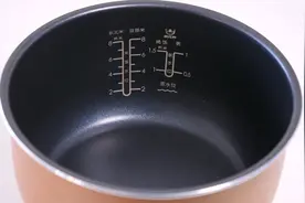 用了10多年电饭煲才知道，锅里的刻度是这么用的，难怪煮饭不好吃