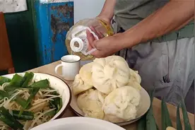 东北老爸卖废品，易拉罐一毛钱一个，拿完钱回家吃饭，这酒没白喝视频封面