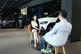 搞笑：男子偷偷给女朋友买辆奔驰车，女朋友却生气了，结局好搞笑视频封面