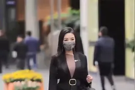 春熙路街拍，这身材真是前凸后翘，尤其是穿上牛仔裤.视频封面