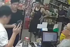 小伙被打后跑超市报警，询问老板位置态度嚣张被撵走：我都想打你视频封面