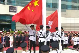 香港举行国庆升旗仪式：仪仗队中式步操入场 现场齐声高唱国歌视频封面