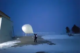 最小能见度不足300米，内蒙气象员在10级大风中放飞探空气球视频封面