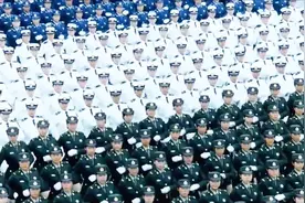 解放军三军女兵方队接受祖国和人民的检阅