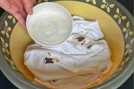 不管衣服多黄多脏，只需倒上一碗，轻轻一搓立马干净，省钱又实用